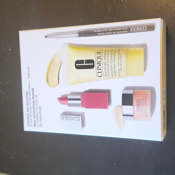Clinique 4 pc. Makeup and skincare set - Picture 3 of 4